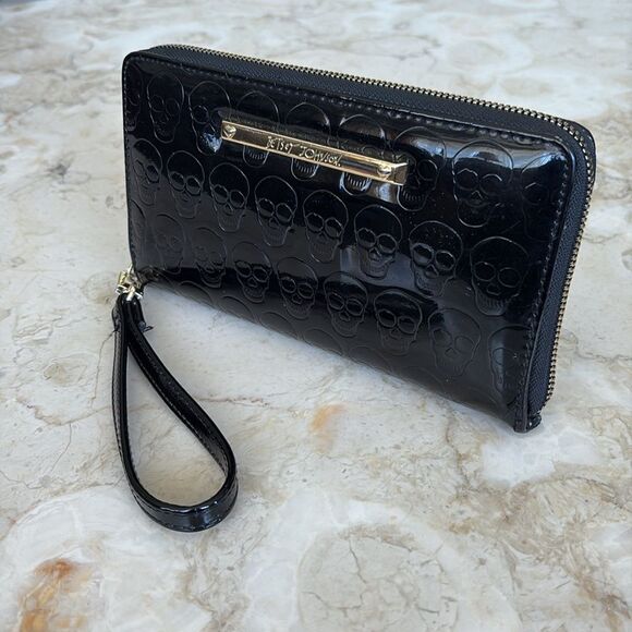 Betsey Johnson Black Skulls Zip Around Wristlet Wallet - Picture 2 of 12